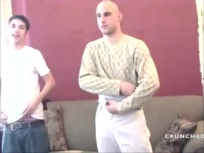 GAY VINTAGE PORN: Yougnストレート男の子は成熟した男の子と自慰行為を受け入れます