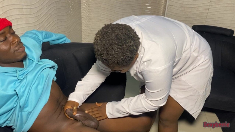 Sexy Berrie: 饥渴护士用阴户治疗大鸡巴病人