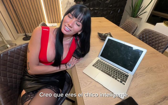 Mr Roca: Sexy brunette secretaresse vraagt me om hulp en ik geef...