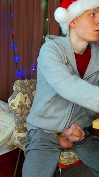 O șarjă uriașă se construiește în timp ce twink își imaginează un prieten care îi