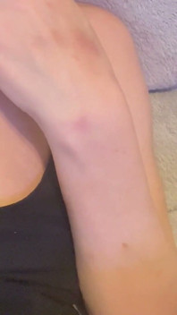 Une MILF infidèle se touche, pensait qu’il ne sortirait jamais de la pièce et me laisserait seul afin que je puisse me détruire