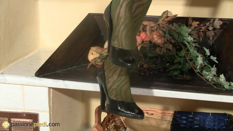 Foot Fetish HD: Barbara pakai stoking nilon hijau