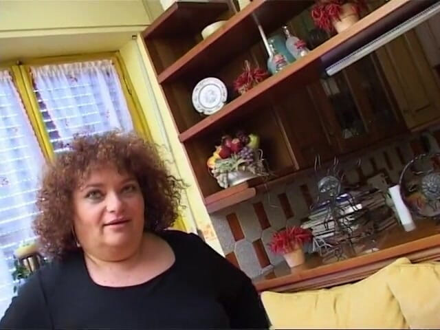 Fetish Desire: Chica gorda amateur se masturba el coño con un consolador