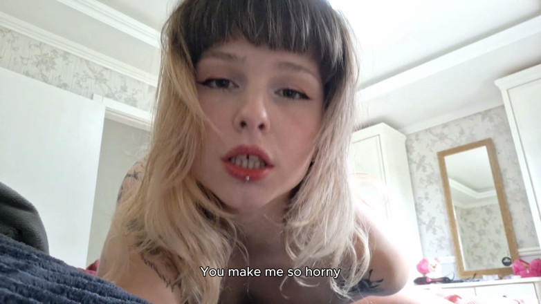 Milla Cute: Blonďatá sexy holka dává potěšení své masité kundičce