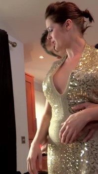 Seksi pawg orta yaşlı seksi evli kadın sürtük Karina Currie iki büyük zenci yarağı ile sert üçlü seks yapıyor
