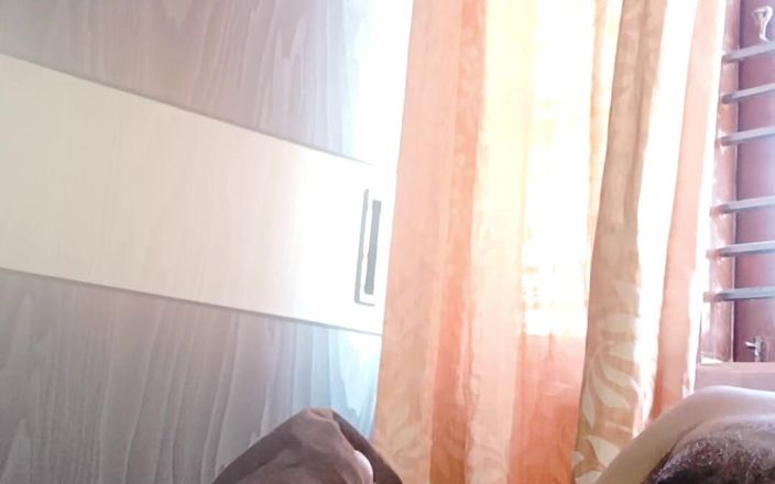HornyHunk: Olejowanie mojego kutasa i masturbacja majtkami sąsiadów i stanikiem