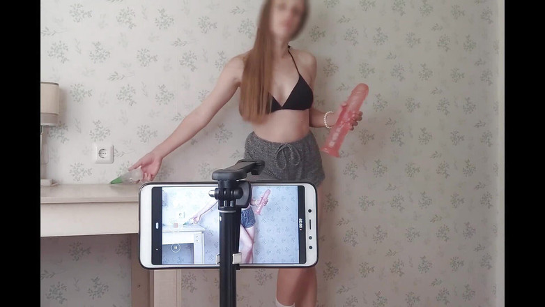 Lizaveta: Můj milenec mě velmi tvrdě šuká a natáčí to na videu...