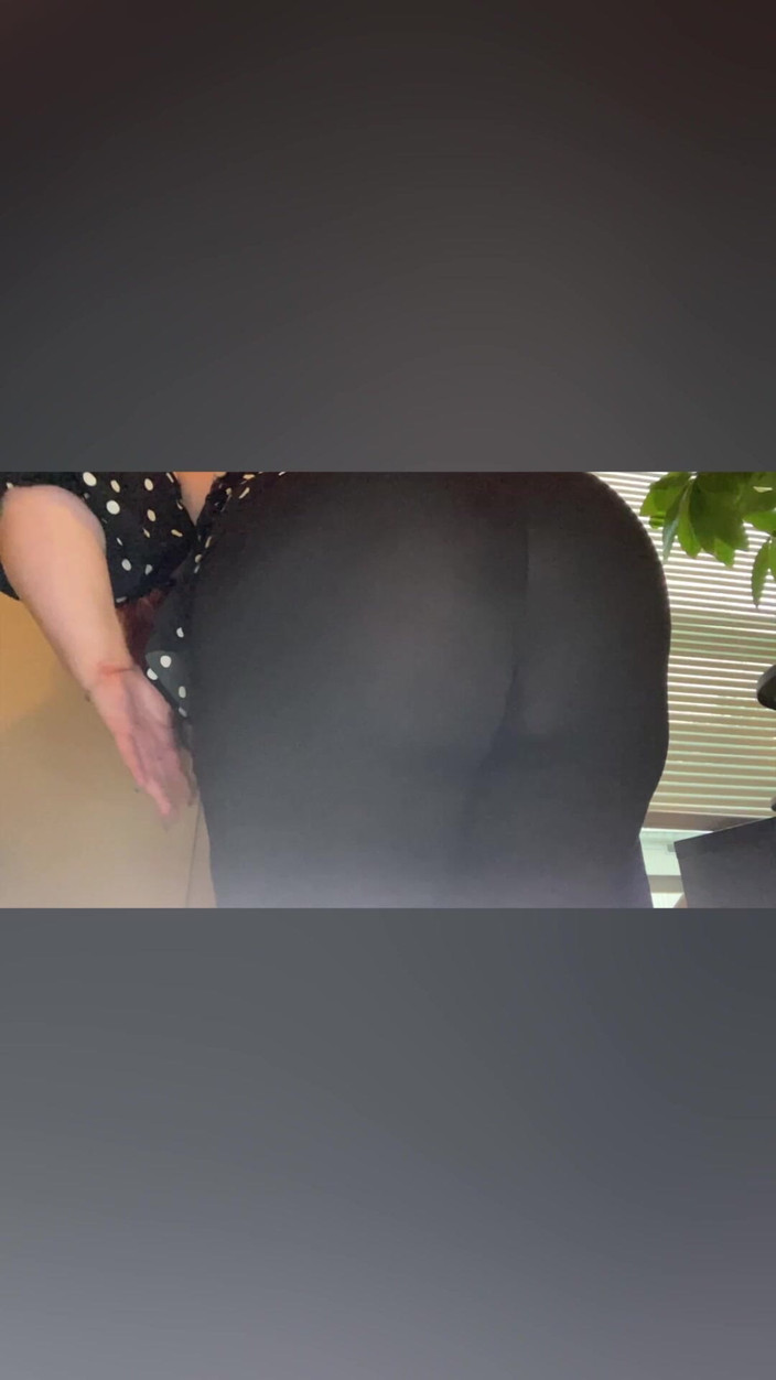 BellaBlast: Попка капли и шлепки в леггинсах в замедленной съемке