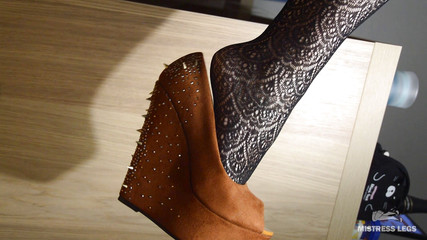 Mistress Legs: Moje líná visící bota na nohou v černých síťovaných punčochách