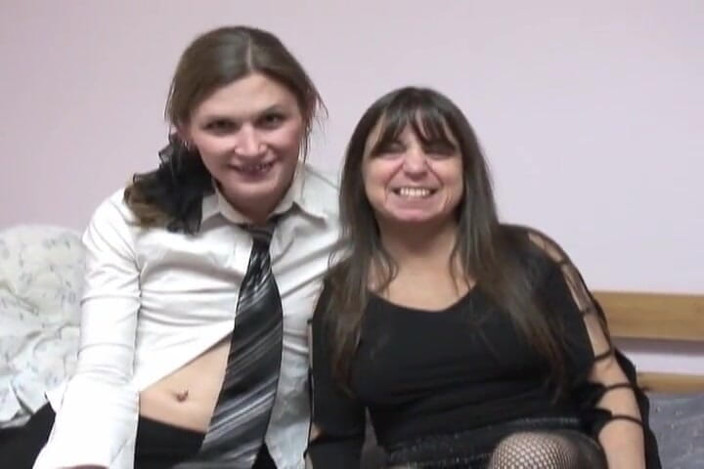 Radical Lesbian: ภรรยาสาวใหญ่กับสาวมหาลัยผอมบางหน้าอกเล็ก - เลสเบี้ยนมือสมัครเล่น
