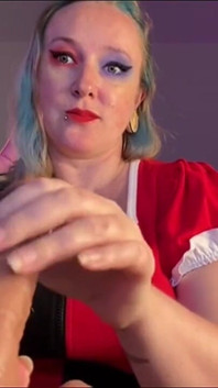 Harley Quinn robi ręczną robotę