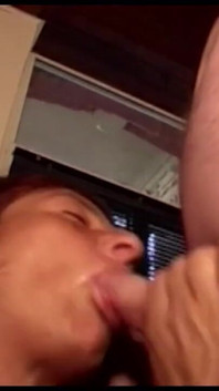 Büyük memeli kızıl saçlı orta yaşlı seksi kadın amcık yalıyor, olgun yarak emiyor
