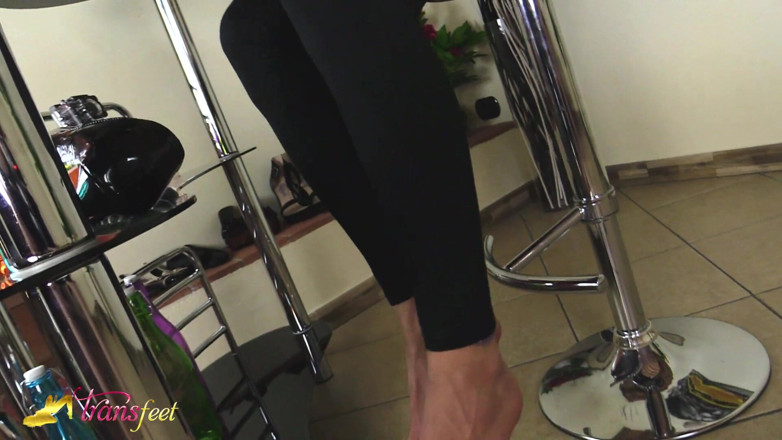 Trans and Cross-Dressers Feet: La trans colorata con i capelli verdi si masturba davanti...