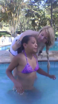 Gioco di pony per ragazze in piscina Umiliazione - sii il mio punto di vista e portami cagna!