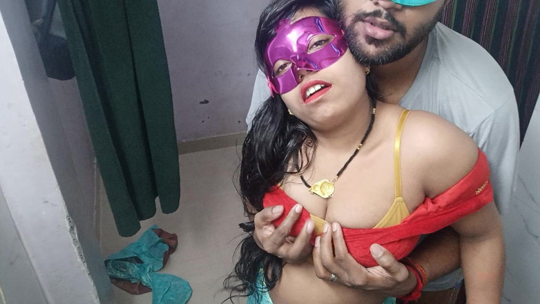 Hindi-Sex: Гаряча індійська мамка з великими цицьками бхабхі з ідеальною соковитою дупою катається на члені, як професіонал