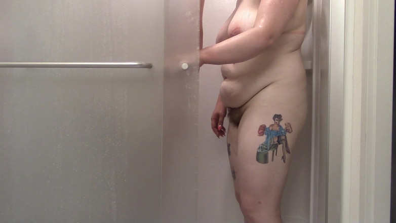 barefootongrass: Gordita ama de casa en la ducha