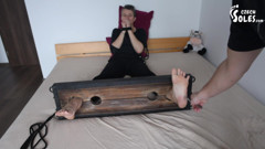 Czech Soles - foot fetish content: ลงโทษฝ่าเท้าเปล่าและจั๊กจี้อย่างหนักให้สาว submissive
