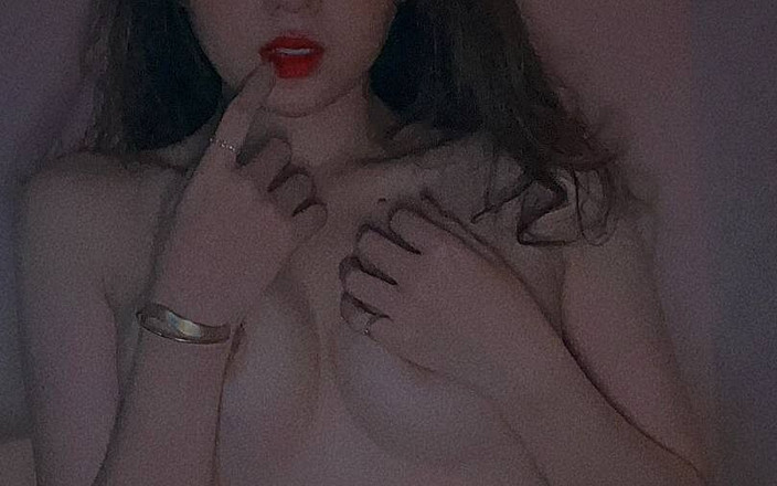 Bitch sexx: Žádostivá děvka masturbuje v koupelně