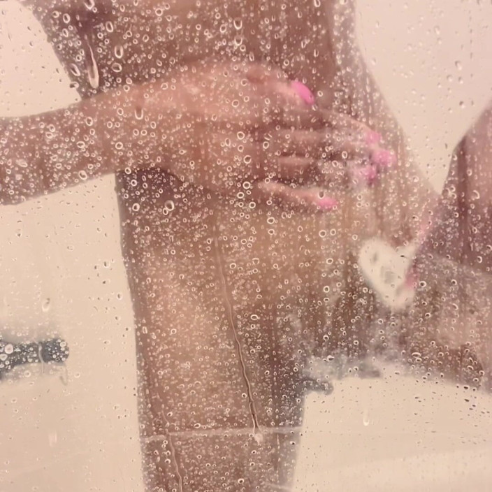 Emilycreams1: Shaving in the Shower