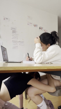 Dos Chicas Se Tocan Durante Una Videollamada Sin Que Nadie Se De Cuenta
