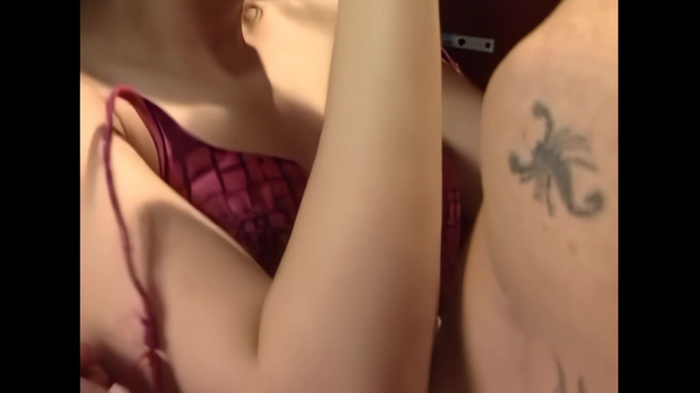 Pornobello: Gwen Summers: Tânără, slabă, maiestuoasă, futută tare în baie