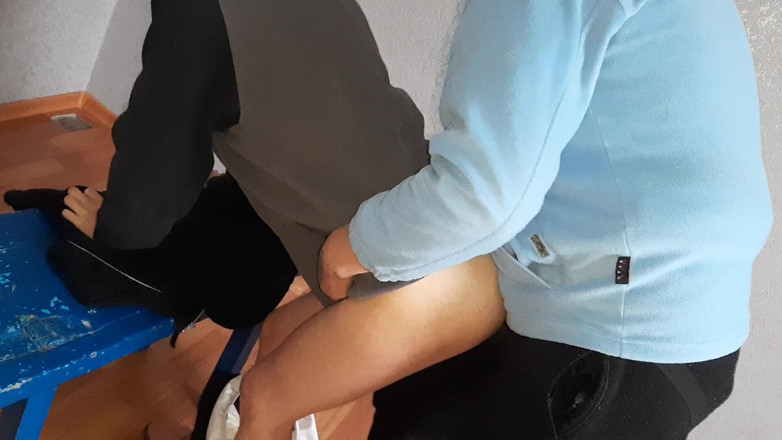 Lesbian-illusion: Duvar kağıdı yaparken üvey annem beni domaltarak sikiyor