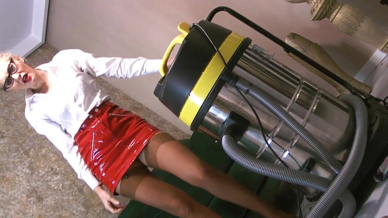 Goddess Celine: Seductora niñera aspirando