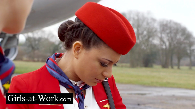 Girls At Work: สวิงเกอร์สี่คนกับสาวแอร์โฮสเตสในเครื่องบินเจ็ตส่วนตัว
