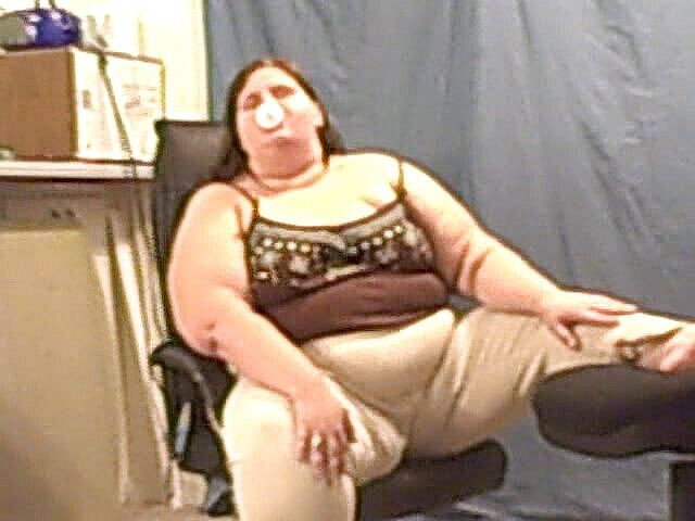 BBW nurse Vicki adventures with friends: Ssbbw Angie žvýkačka a kouření gumy pro tebe