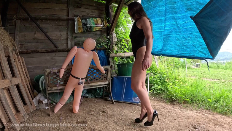 Nude Sportswomen: Entraînement de ballbusting par une femme musclée - ralenti