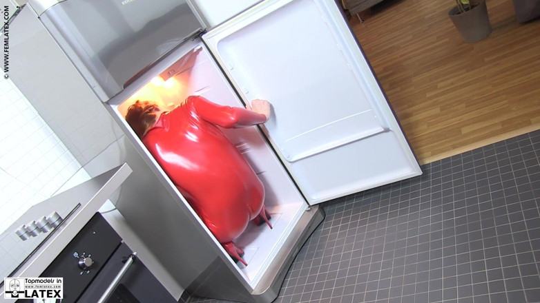 Fem Latex: Ketrin dalam kostum lateks merah ketat