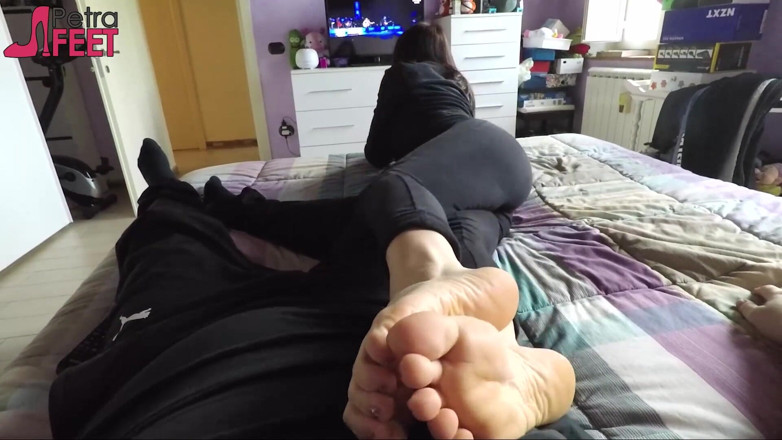 Foot Fetish HD: Sexy petra berührt ihn mit ihren füßen