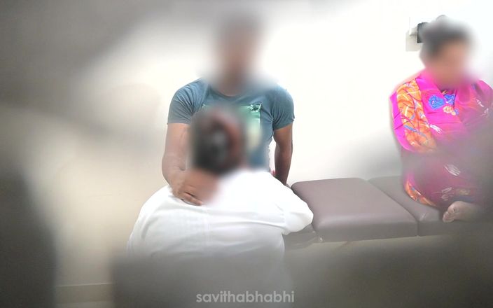 savithabhabhi: Hintli doktor yanlarında başka bir hasta otururken bir hastayla eğleniyor