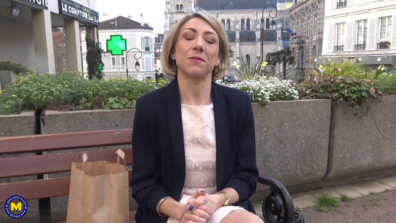 Mature NL: Cette maman Français sauvage supplie qu'une grosse bite bien dure...