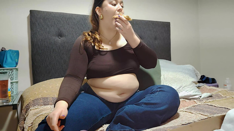 Nicole Passat: La massiccia pizza binge di nicole: beatitudine scoppio della pancia