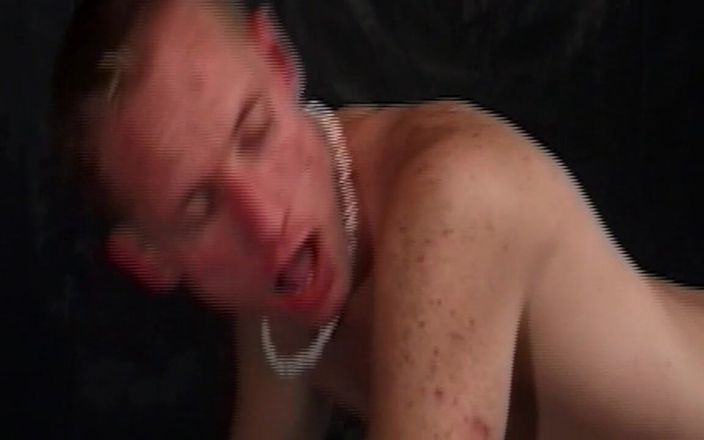 Just X Gays amateur porn: Возбужденный папочка-гей живет в своих самых глубоких фантазиях с его большим мясистым членом