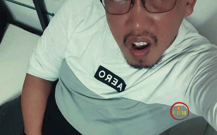 pinoy malibog: 爸爸狠狠地撸管，流着白浆的精液射出来，我无法抗拒品尝每一滴