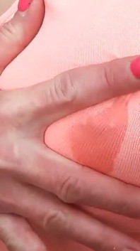 Cyntia si cewek hot dengan toket aduhai lagi asik muasin memeknya pakai toket besar