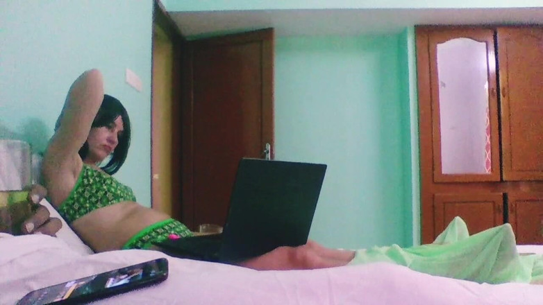 Bolly Karma: Wanita montel yang glamor mengambil besar
