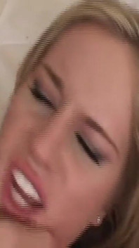 Blonďatá MILF deepthroat dáví, dokud se polibek nevymění mrdky