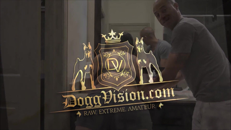 DoggVision: Anální creampie pro děvku tetování MILF