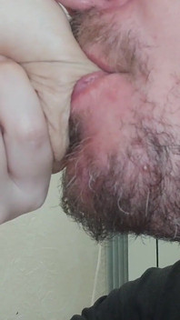 Chupando leche adulta en lactancia ordeñando tetas lechosas