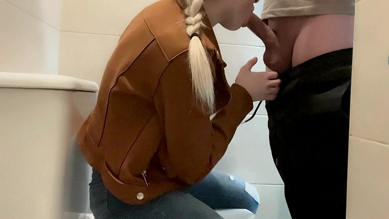 LaraRussian Doll: Blondă cu sâni mari suge pula în baia școlii