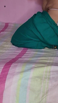 Bangladeschische frau putzt allein das haus
