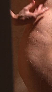 Heiße MILF duscht und masturbiert