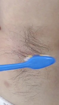 털이 무성한 겨드랑이 근접 촬영 오일 빗질