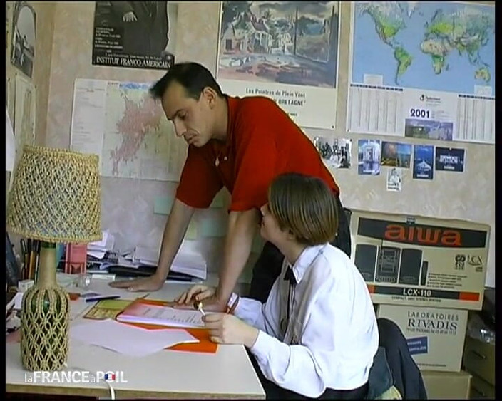 French Family Secrets: Uma bacharel está sendo explodida por seu professor de matemática