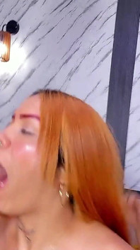 Jovens latinas recebem garganta profunda fodendo de seus amigos quando chegam em casa das compras