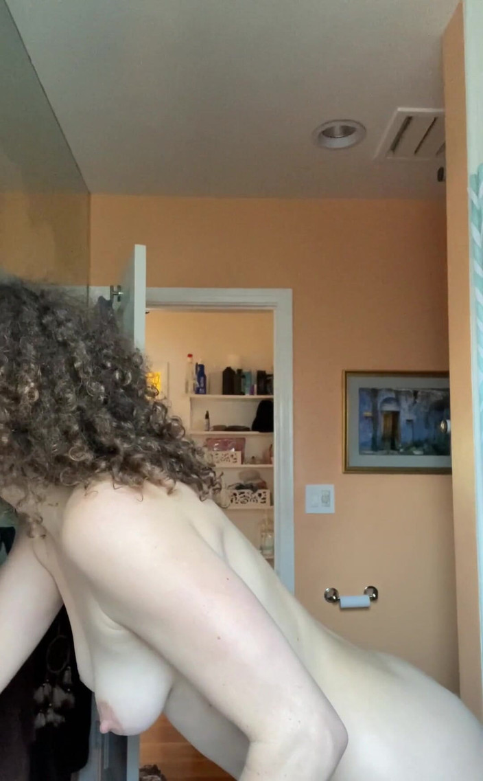 VibeWithMommy: Salah satu penggemar kami yang cantik bertanya kepada kami bagaimana...