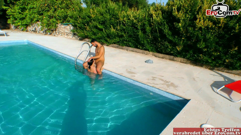 EroCom: German vacationers having hot sex at and in the pool